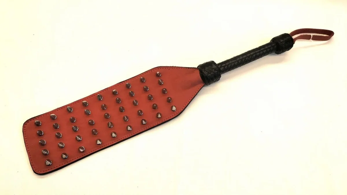 Nubuck Paddle 26cm Studs - Heavy Impact Play Edge Play BDSM Legetøj