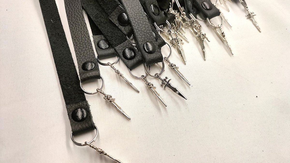 Sort læder flogger med 36 sølvfarvede miniblade - 70 cm håndlavet - Billede 3