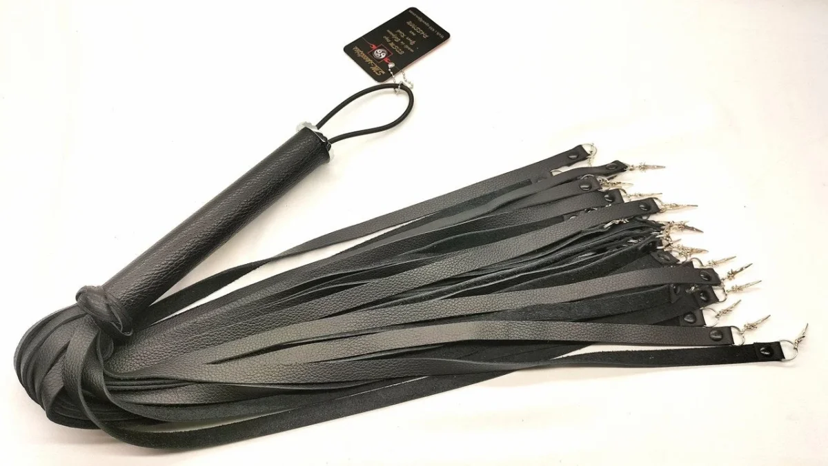 Sort læder flogger med 36 sølvfarvede miniblade - 70 cm håndlavet - Billede 2