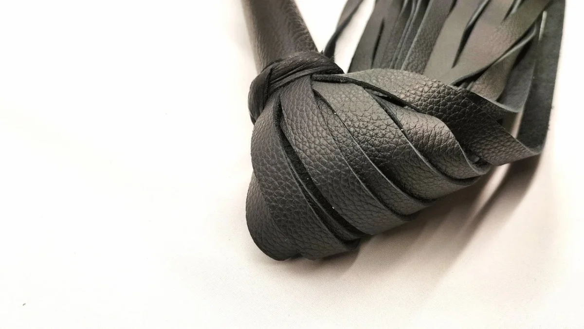Sort læder flogger med 36 sølvfarvede miniblade - 70 cm håndlavet - Billede 4